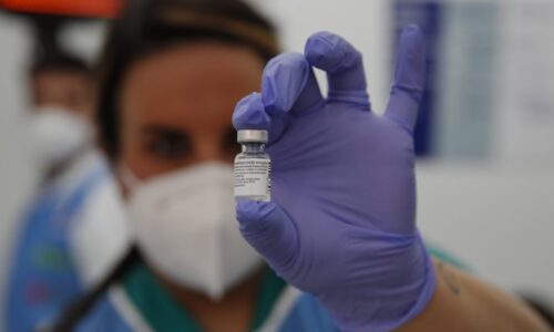 Zakladatelé BioNTech varují před nedostatkem dodávek vakcín COVID-19