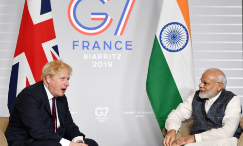 Britský premiér Johnson Cowid zrušil během krize návštěvu Indie