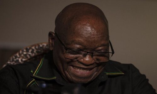 Zuma hodí ANC pod autobus, tvrdí, že těžili z obchodu se zbraněmi